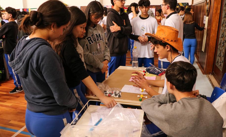 Estudantes participando das mostras de Conhecimento e da Educação Profissional