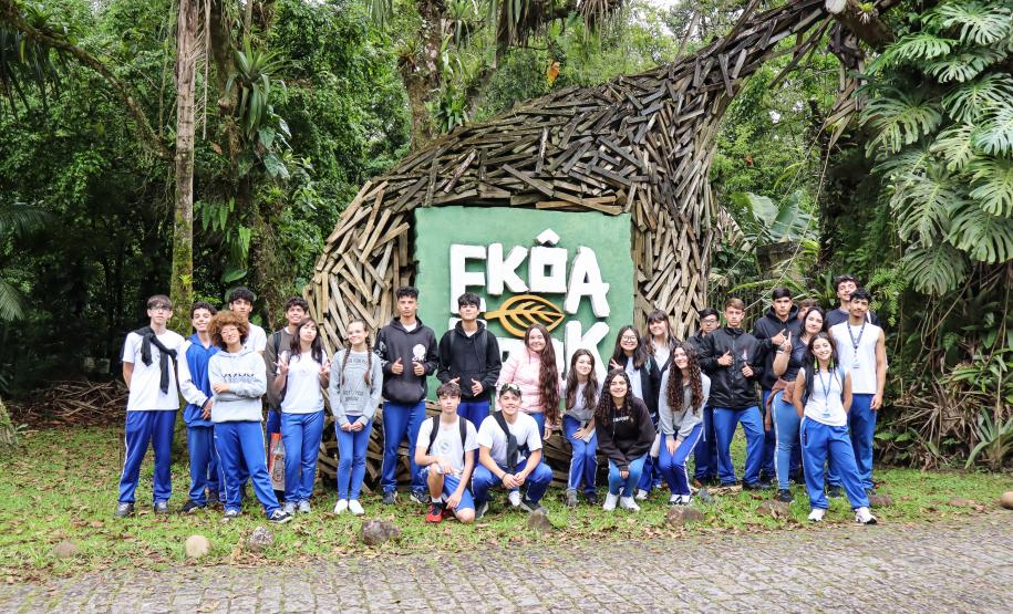 Estudantes participando das mostras de Conhecimento e da Educação Profissional