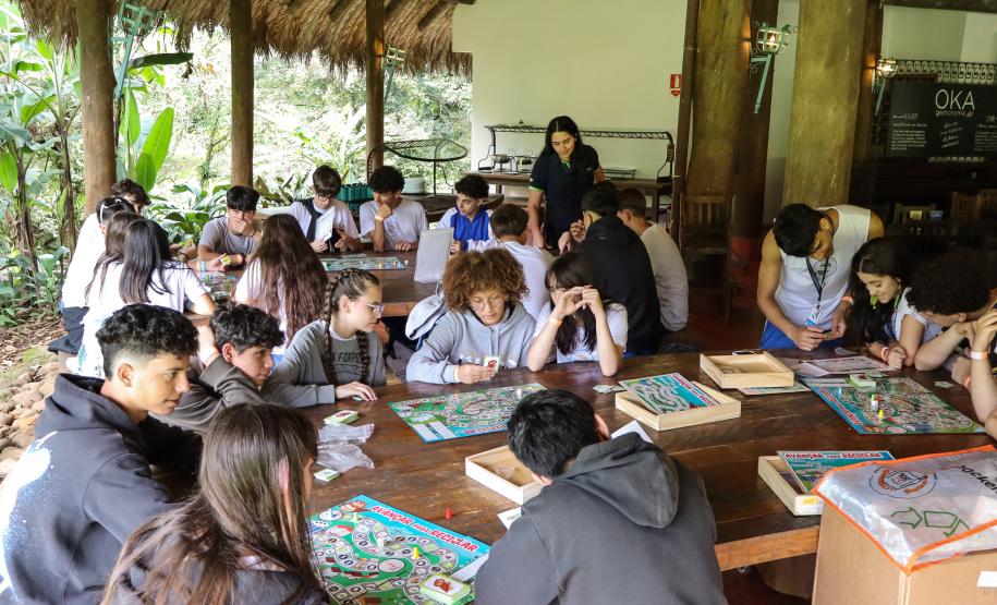 Estudantes participando das mostras de Conhecimento e da Educação Profissional