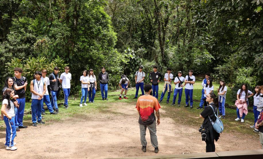 Estudantes participando das mostras de Conhecimento e da Educação Profissional
