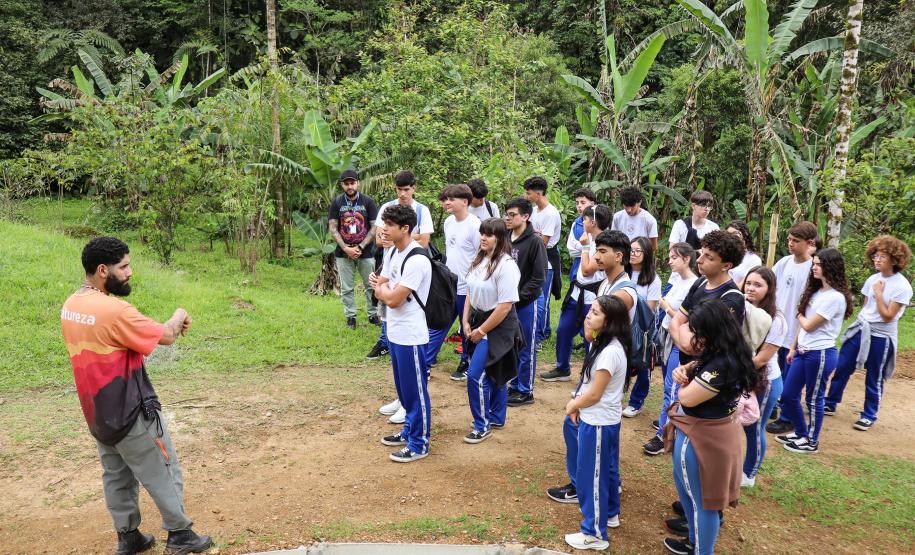 Estudantes participando das mostras de Conhecimento e da Educação Profissional