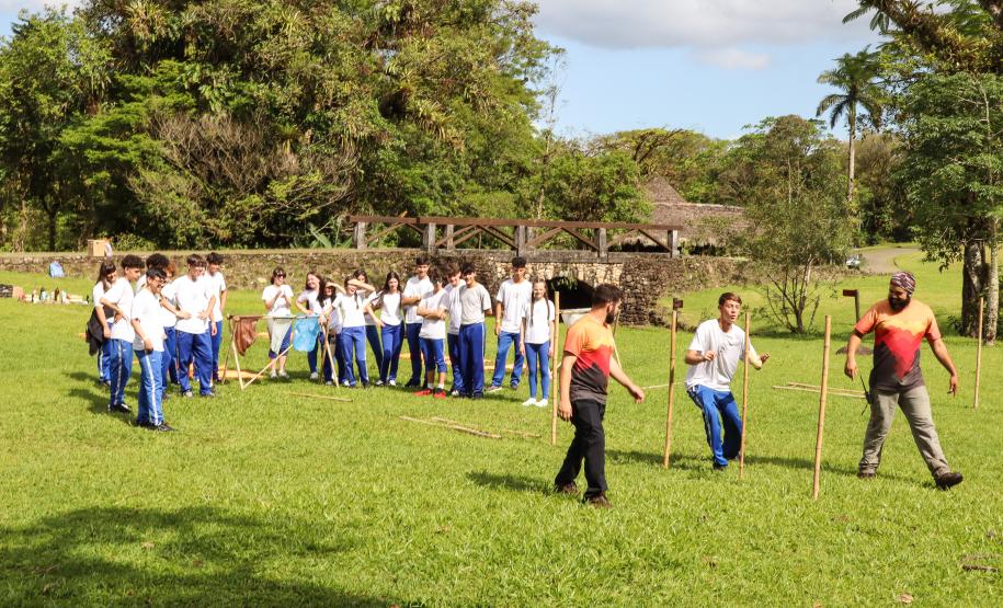 Estudantes participando das mostras de Conhecimento e da Educação Profissional