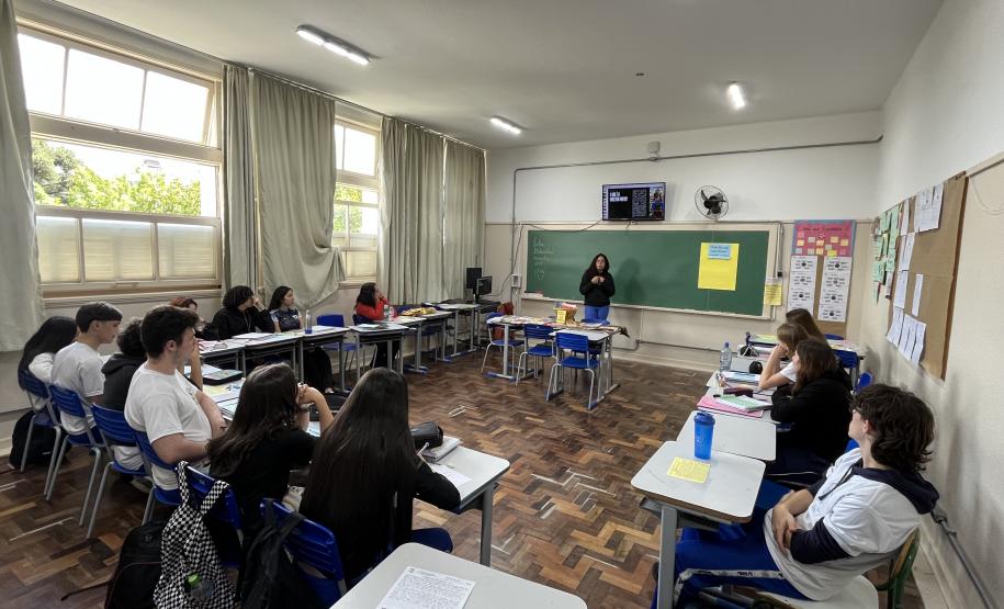 estudantes em práticas pedagógicas de Espanhol