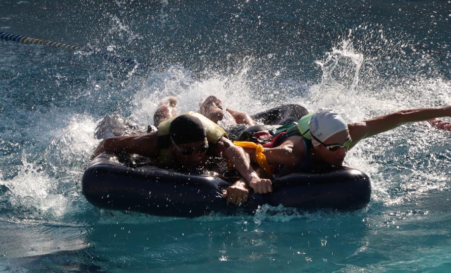 Estudantes em gincana desportiva e cultural