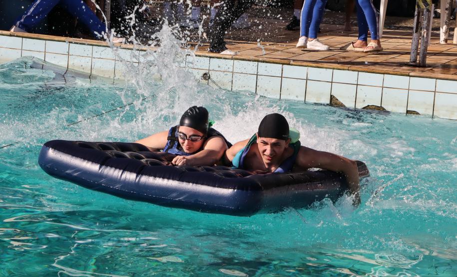 Estudantes em gincana desportiva e cultural