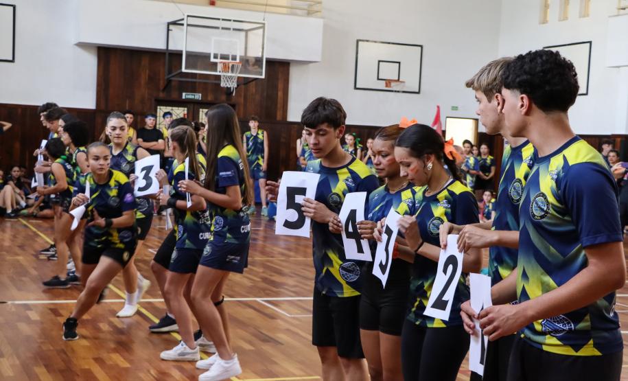 Estudantes em gincana desportiva e cultural