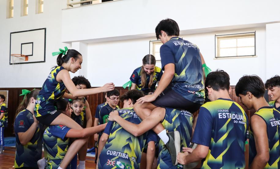 Estudantes em gincana desportiva e cultural