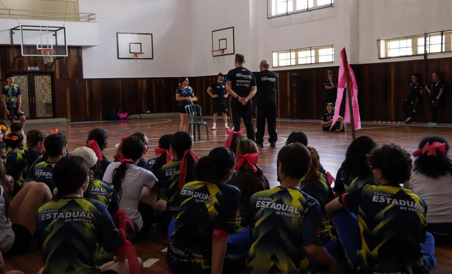 Estudantes em gincana desportiva e cultural