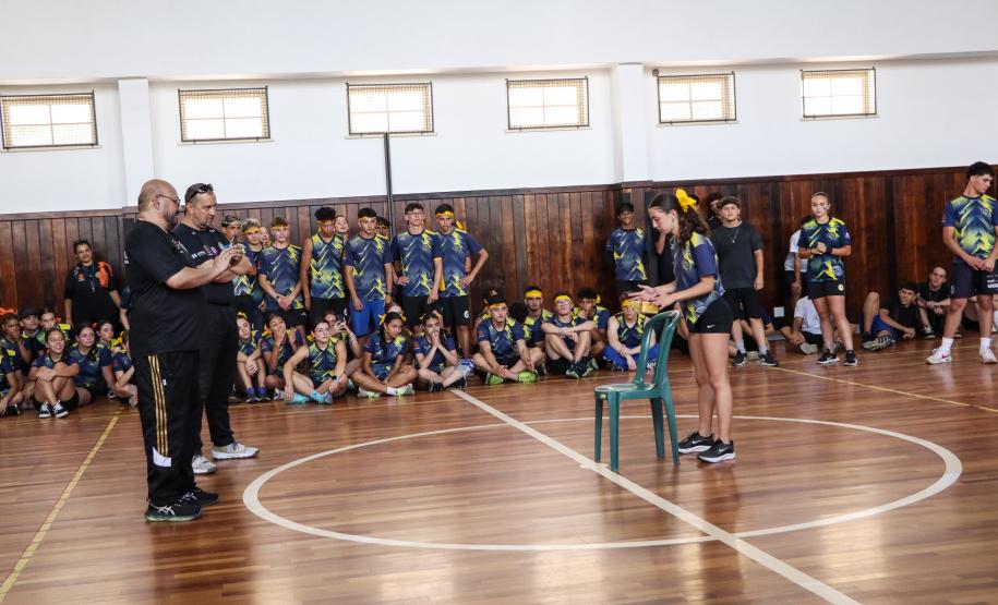 Estudantes em gincana desportiva e cultural