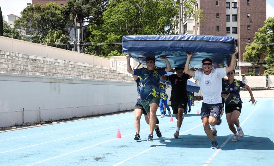 Estudantes em gincana desportiva e cultural