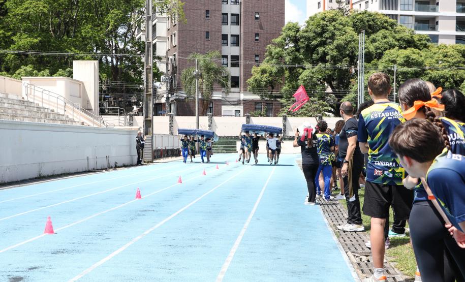 Estudantes em gincana desportiva e cultural