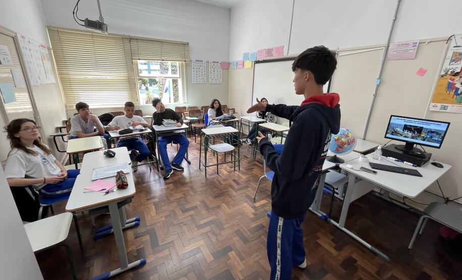 Aunos e alunas monitores