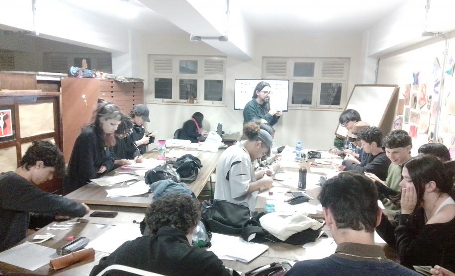 Estudantes de Áudio e Vídeo em oficinas de animação e de roteiro