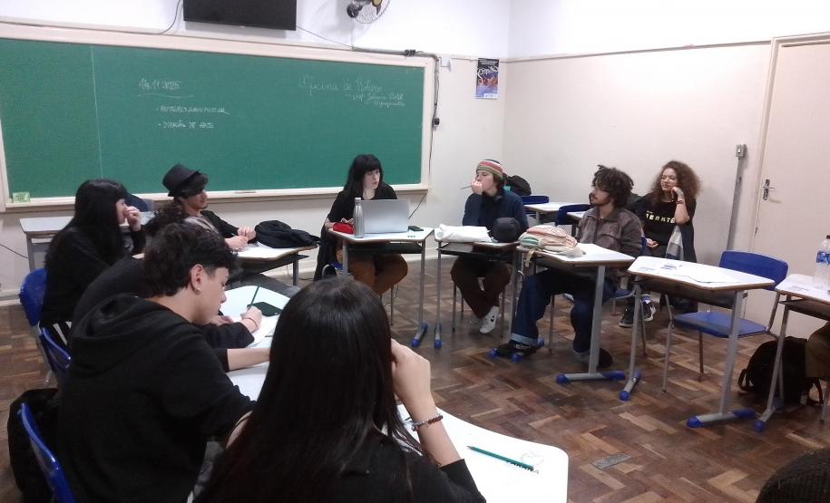 Estudantes de Áudio e Vídeo em oficinas de animação e de roteiro