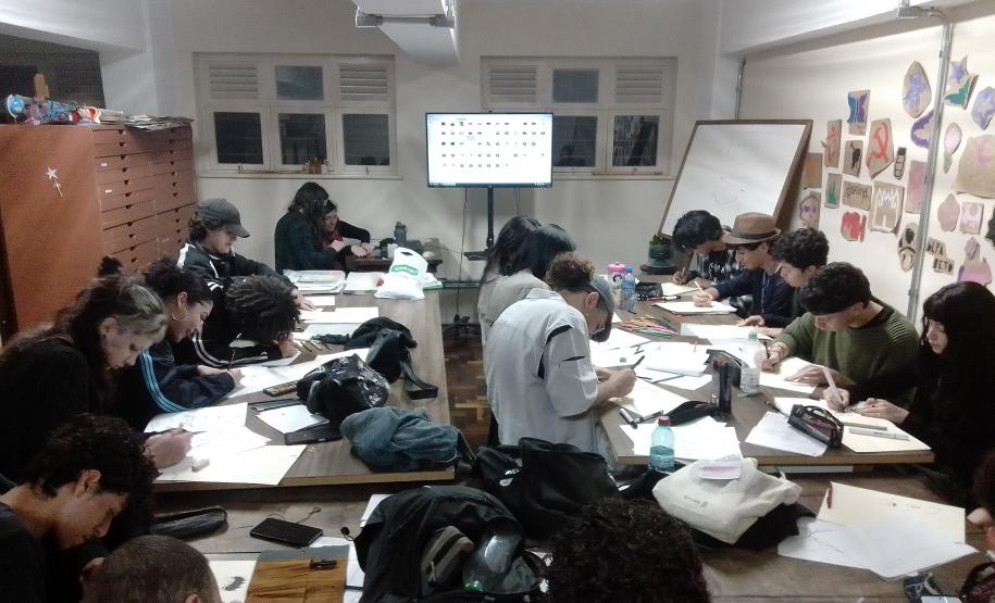 Estudantes de Áudio e Vídeo em oficinas de animação e de roteiro