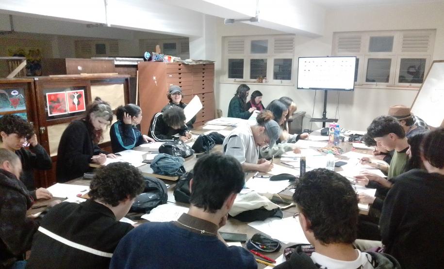 Estudantes de Áudio e Vídeo em oficinas de animação e de roteiro