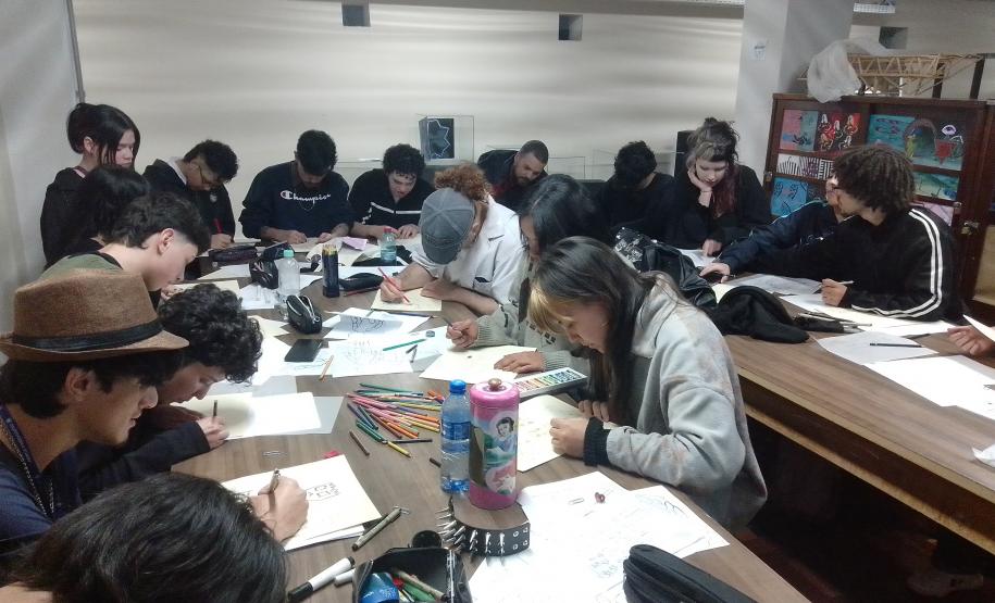 Estudantes de Áudio e Vídeo em oficinas de animação e de roteiro