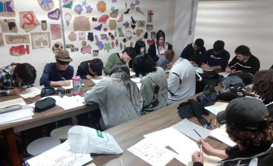 Estudantes de Áudio e Vídeo em oficinas de animação e de roteiro