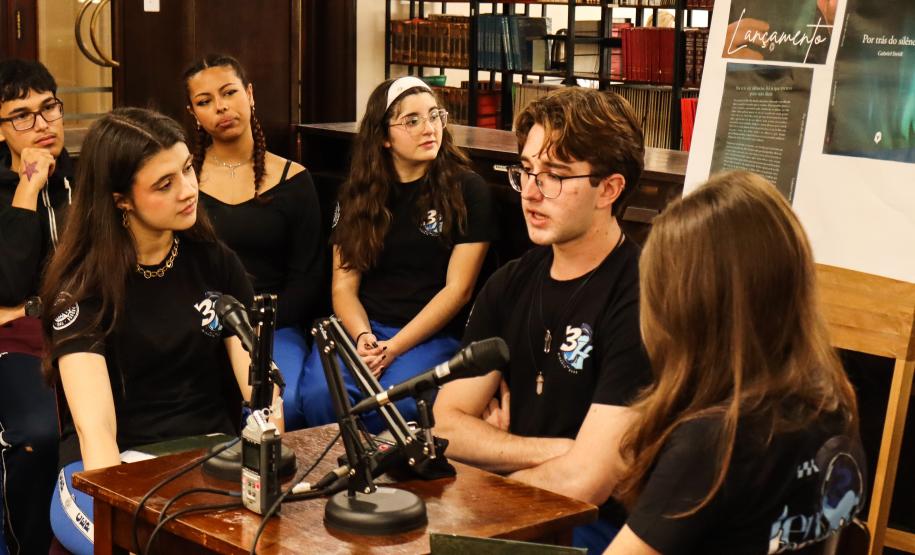 Estudantes realizam podcast