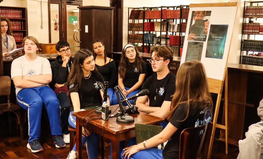 Estudantes realizam podcast
