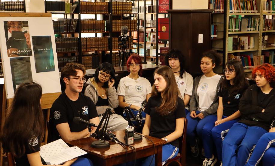 Estudantes realizam podcast