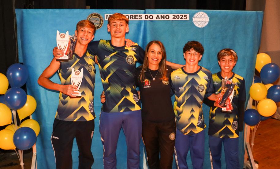 Estudantes atletas do CEP recebem homenagem