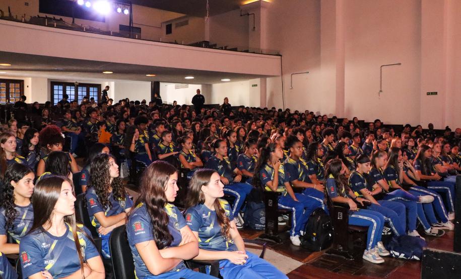 Estudantes atletas do CEP recebem homenagem
