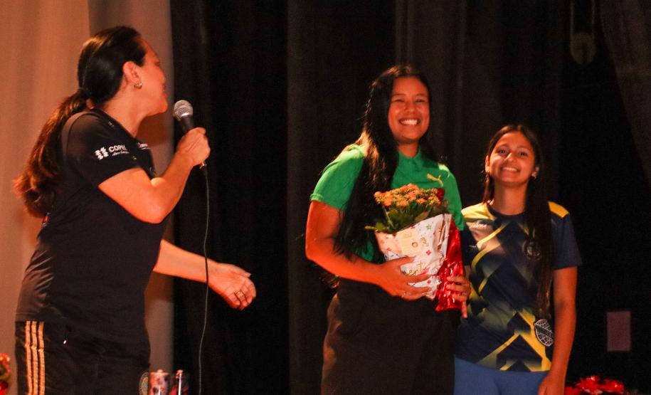 Estudantes atletas do CEP recebem homenagem