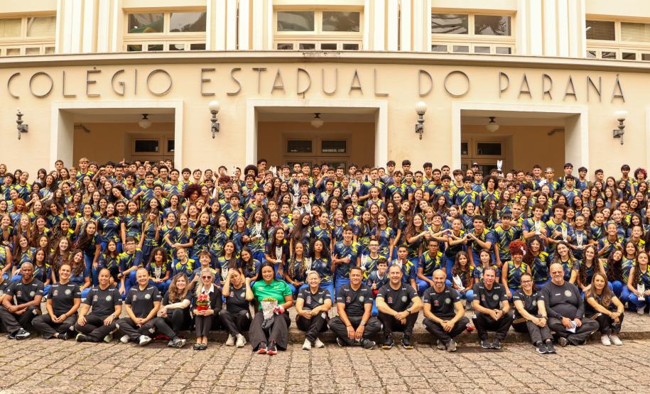 Estudantes atletas do CEP recebem homenagem
