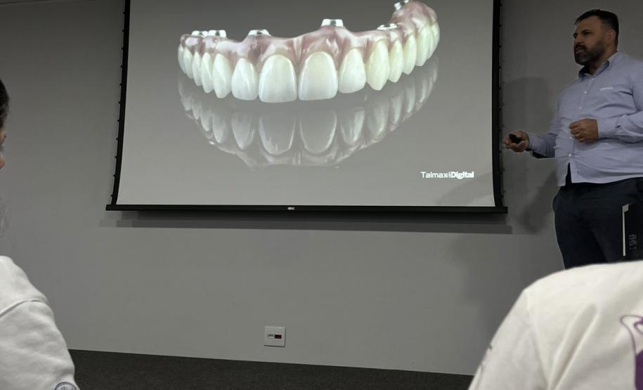 Estudantes em visita técnica a empresa de prótese dentária