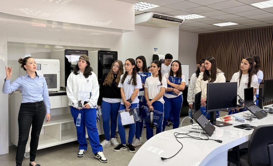Estudantes em visita técnica a empresa de prótese dentária