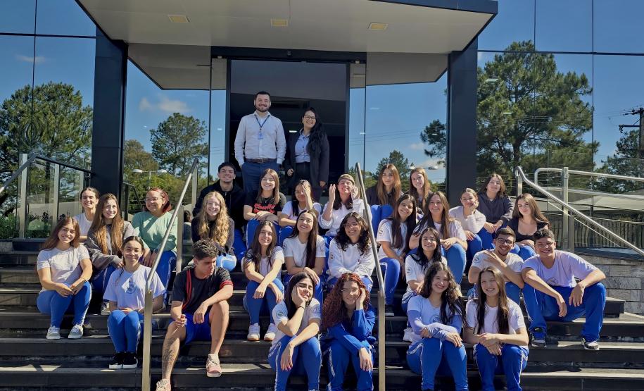Estudantes em visita técnica a empresa de prótese dentária