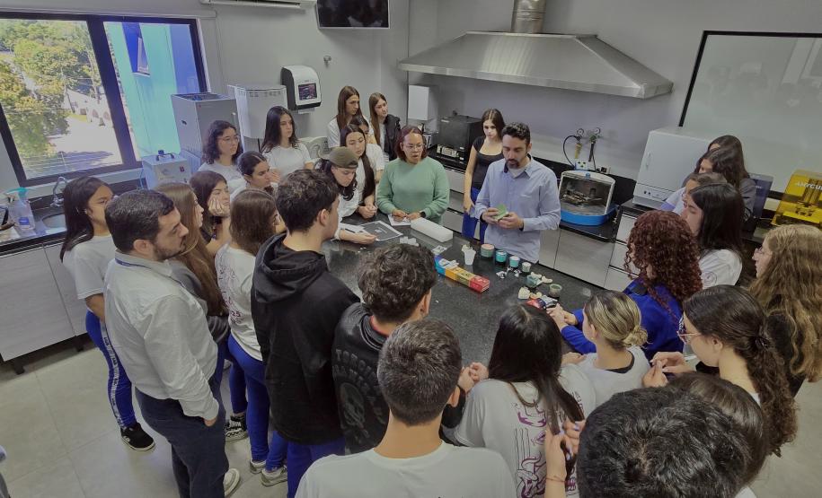 Estudantes em visita técnica a empresa de prótese dentária