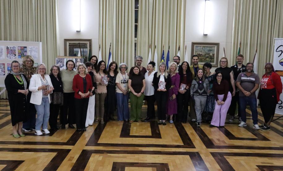 Entrega dos livros do Sedução Poética 2025