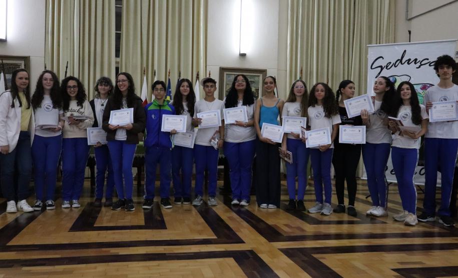 Entrega dos livros do Sedução Poética 2025