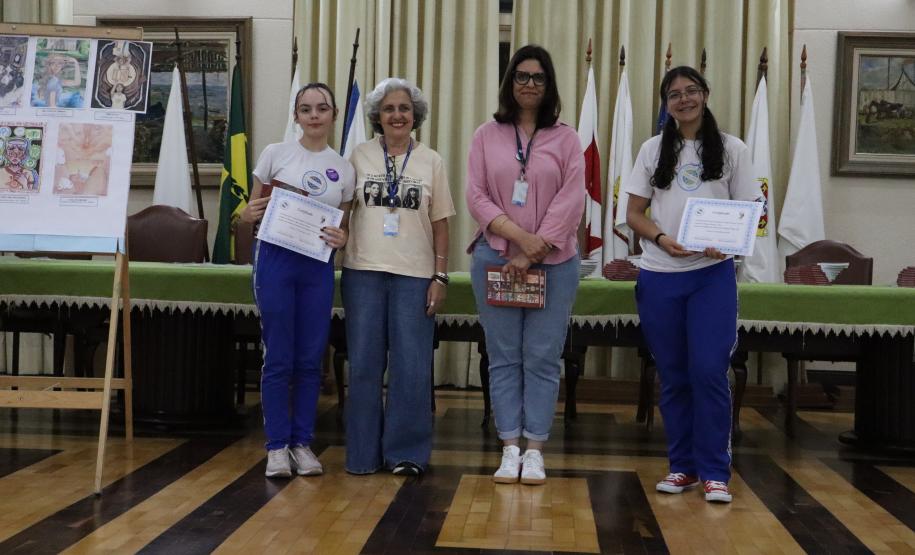 Entrega dos livros do Sedução Poética 2025