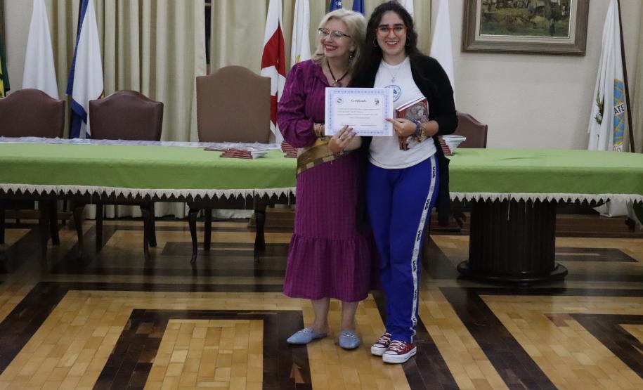 Entrega dos livros do Sedução Poética 2025