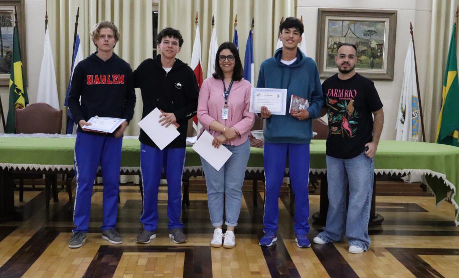 Entrega dos livros do Sedução Poética 2025