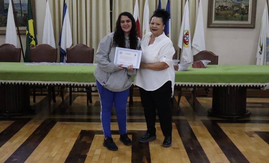 Entrega dos livros do Sedução Poética 2025