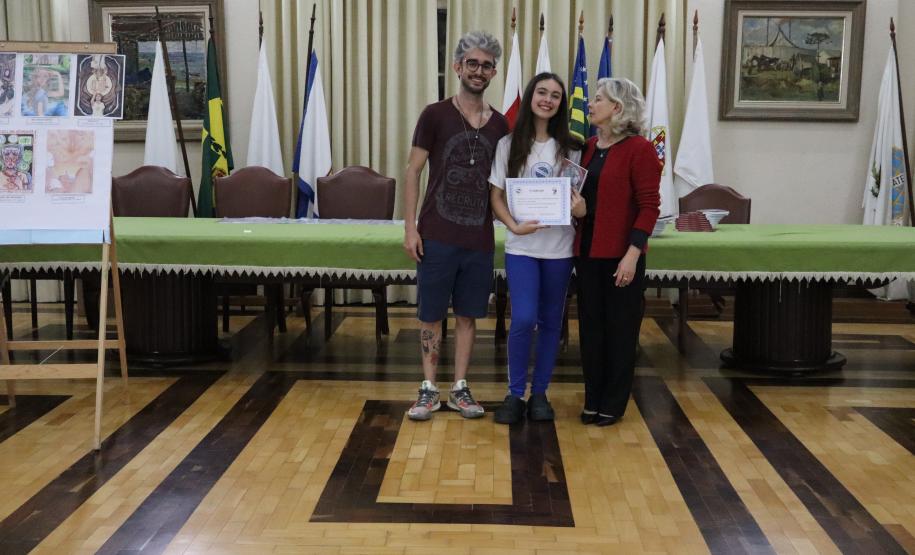 Entrega dos livros do Sedução Poética 2025