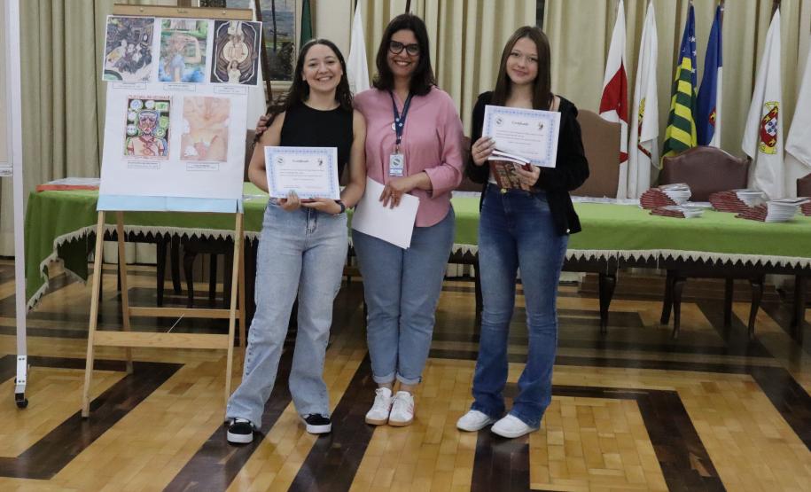 Entrega dos livros do Sedução Poética 2025