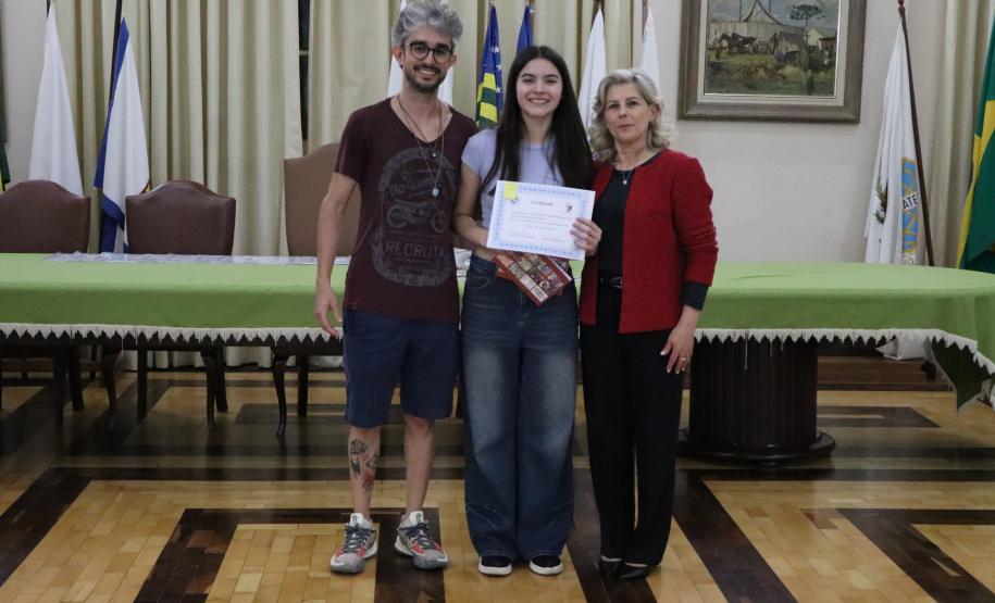 Entrega dos livros do Sedução Poética 2025