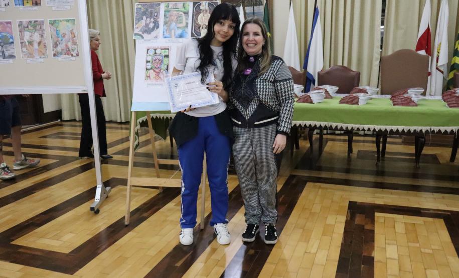 Entrega dos livros do Sedução Poética 2025