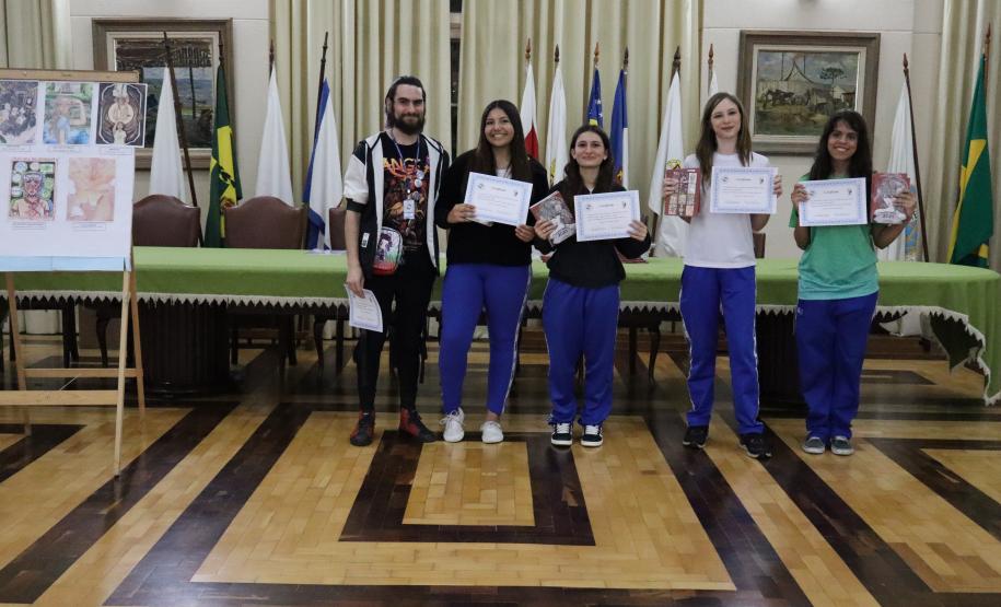 Entrega dos livros do Sedução Poética 2025