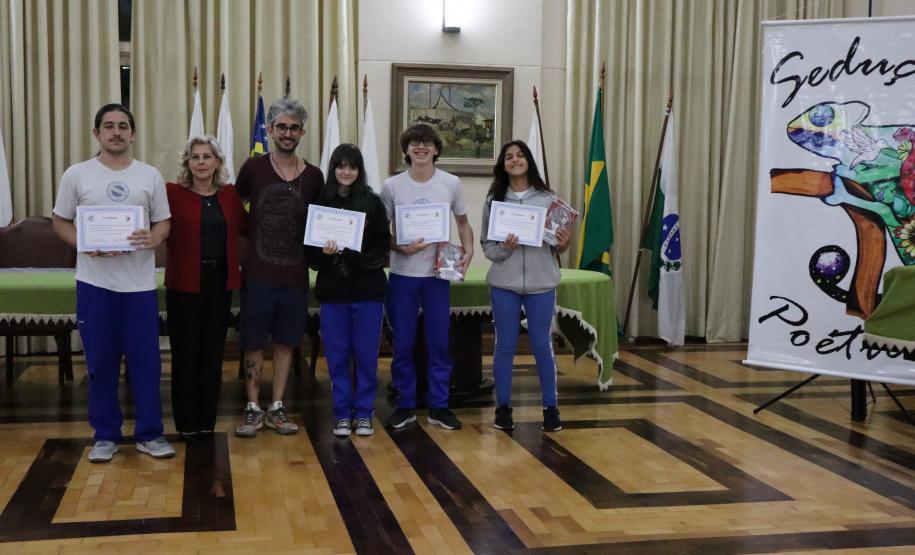 Entrega dos livros do Sedução Poética 2025