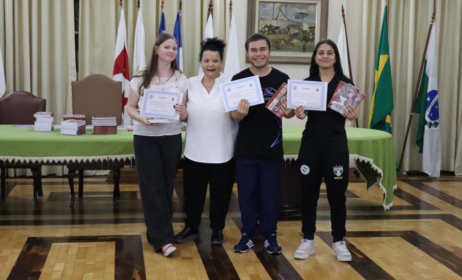 Entrega dos livros do Sedução Poética 2025