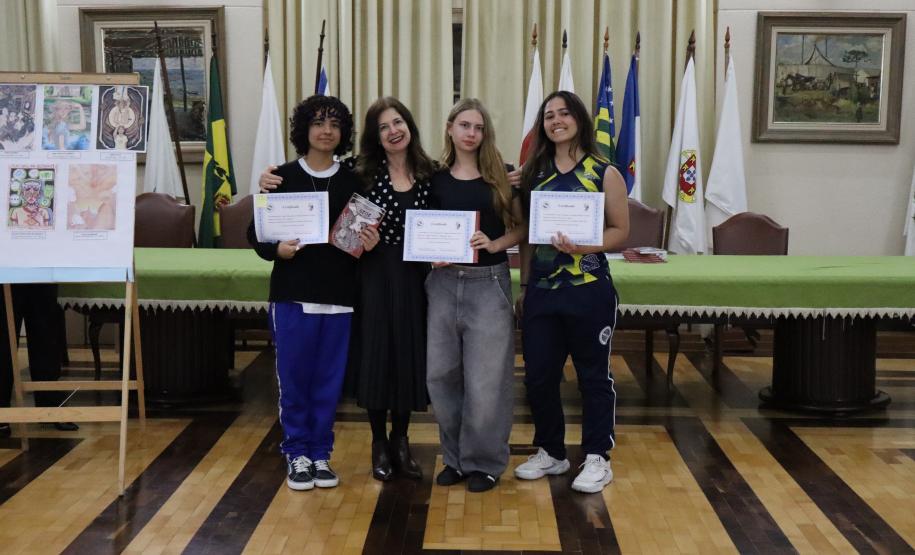 Entrega dos livros do Sedução Poética 2025