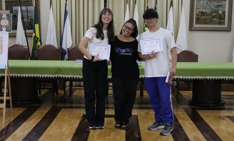 Entrega dos livros do Sedução Poética 2025