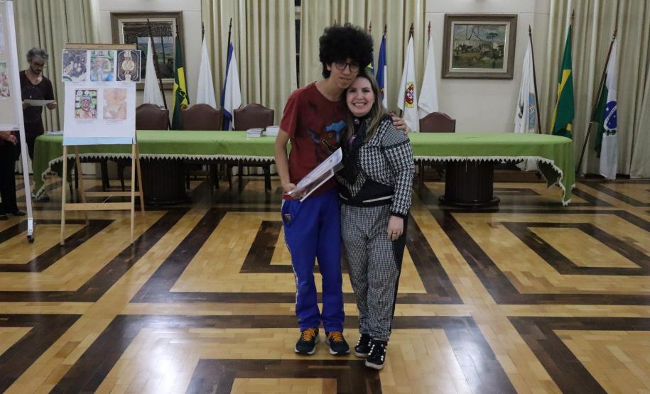 Entrega dos livros do Sedução Poética 2025