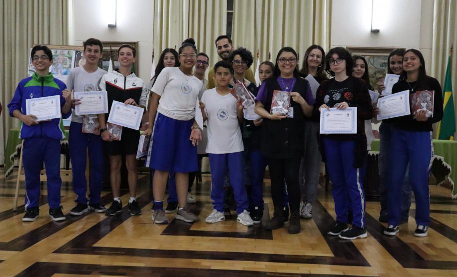 Entrega dos livros do Sedução Poética 2025